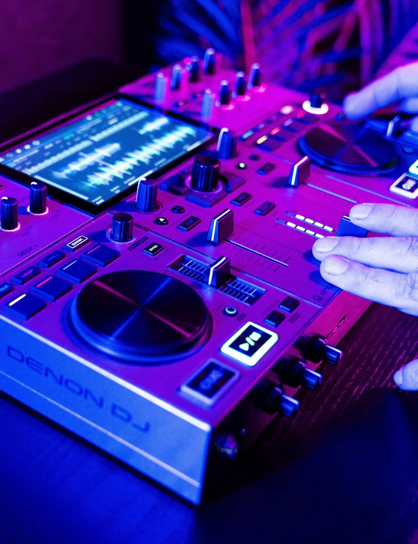 Denon DJ PRIME GO+ Portable DJ Controller - Solotech