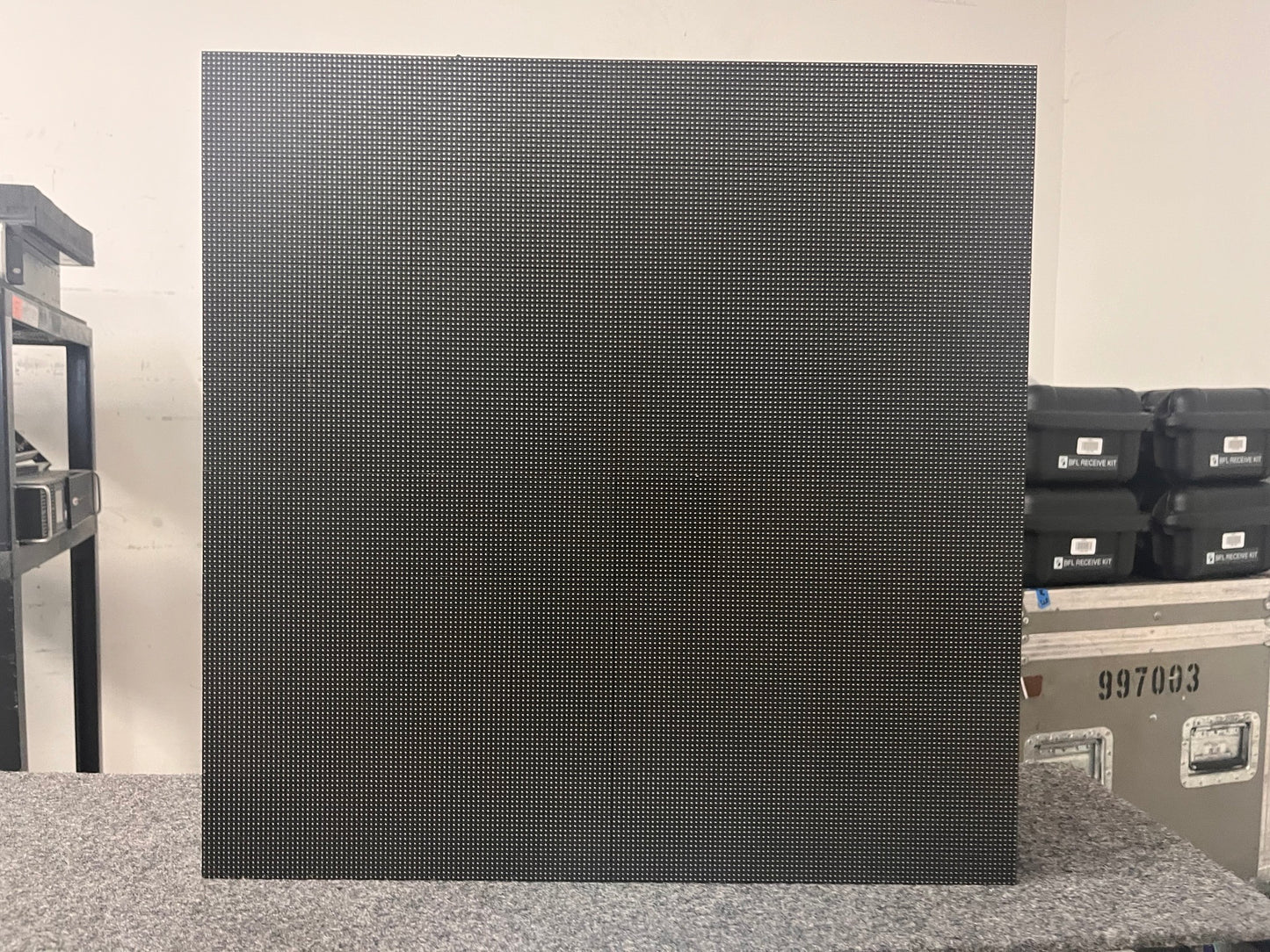 Ensemble de 56 tuiles LED d'intérieur Absen M2.9 2,9 mm avec 1x processeur HDX660. (150pi²)