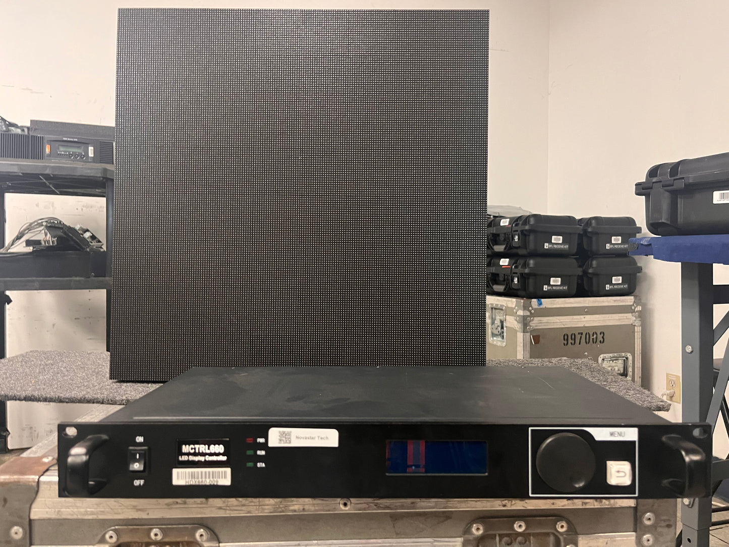 Ensemble de 56 tuiles LED d'intérieur Absen M2.9 2,9 mm avec 1x processeur HDX660. (150pi²)