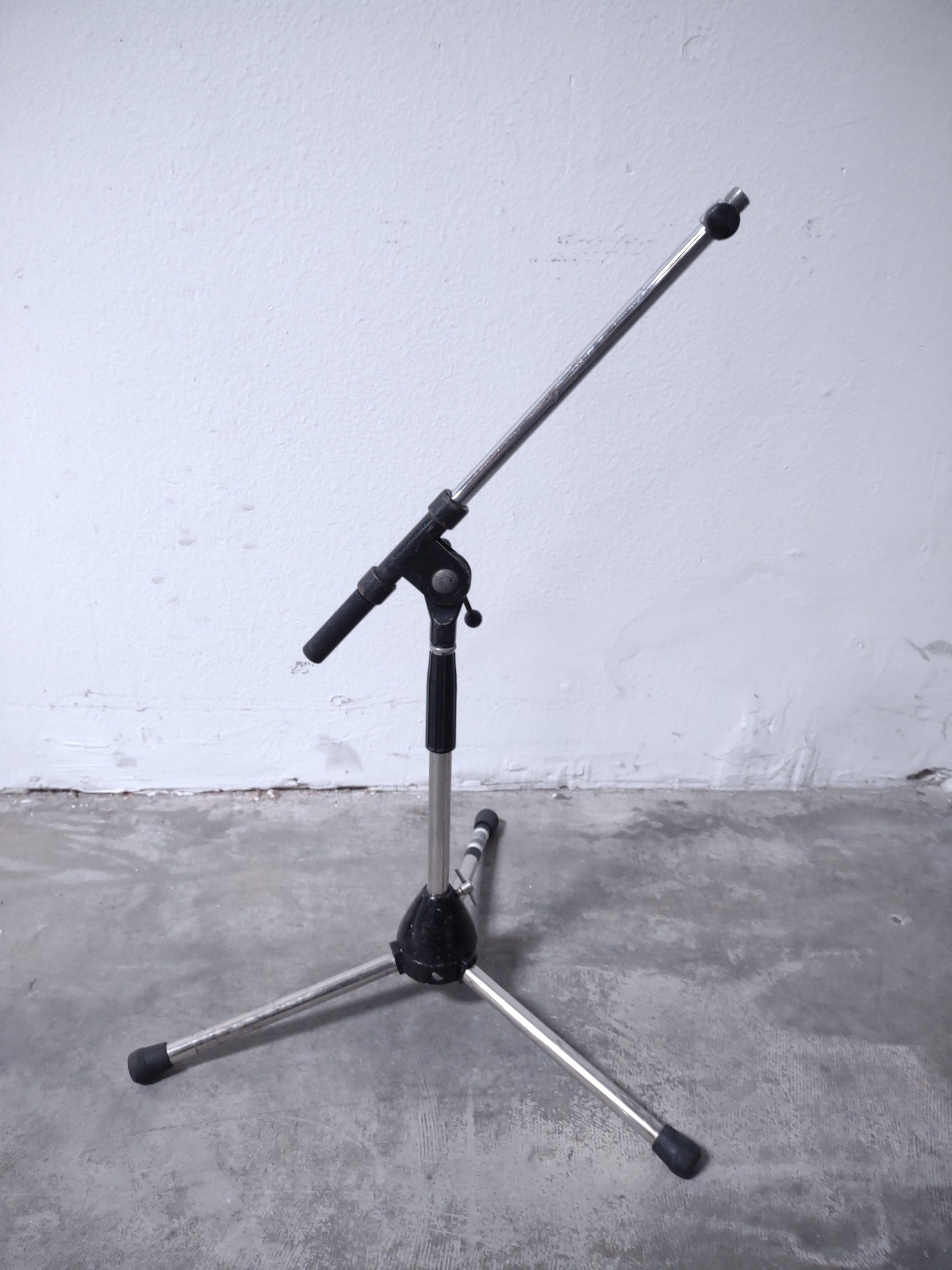 K&M Short Chrome Microphone Stand with Short Boom Arm - PSSL ProSound and Stage Lighting