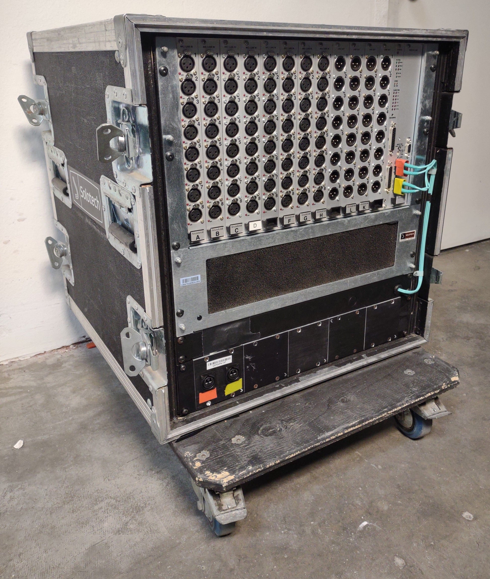 Soundcraft Vi6 Digital Mixing Console w/ Local Rack and 64x32 Stage Box in Flight Cases - Solotech