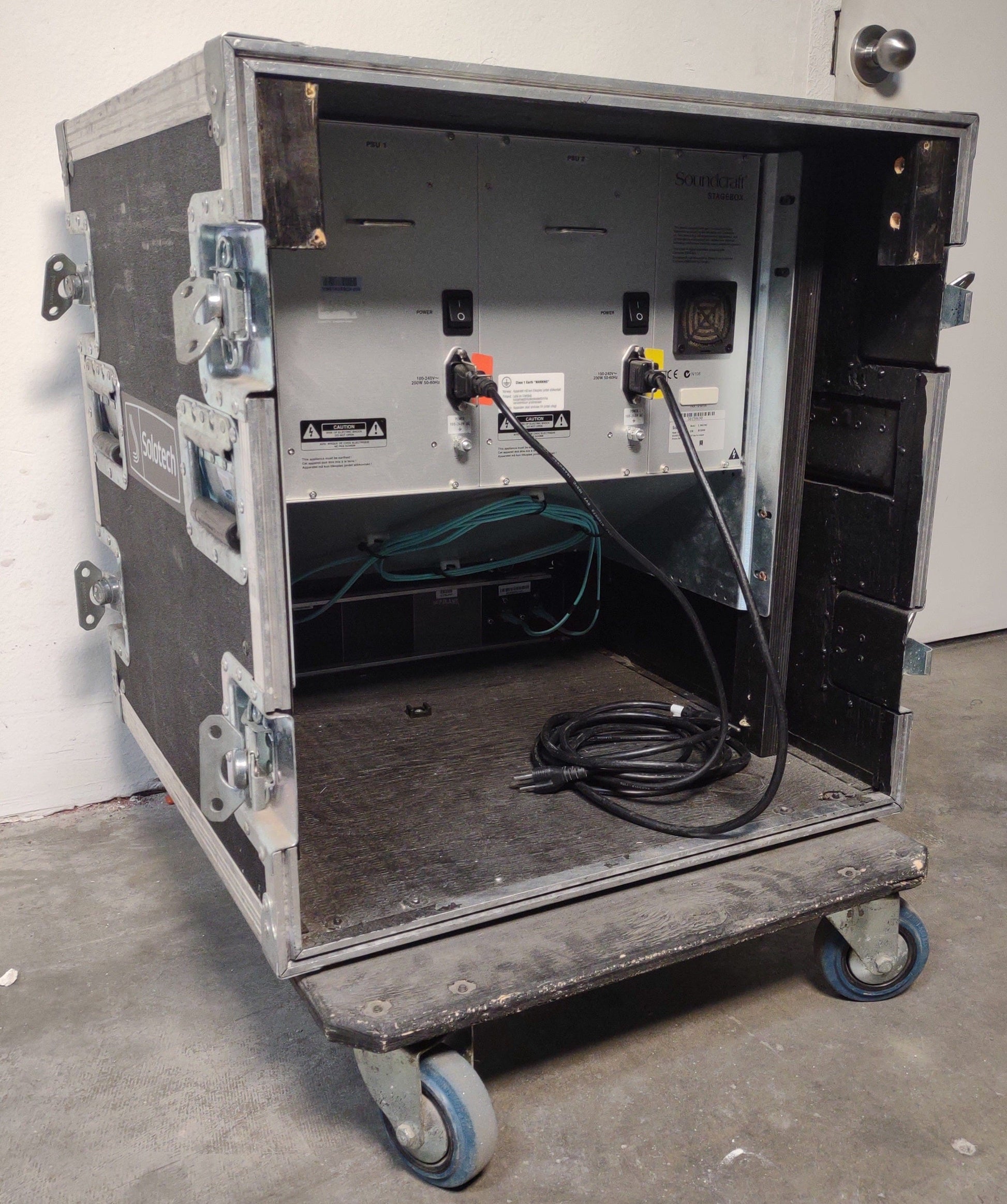 Soundcraft Vi6 Digital Mixing Console w/ Local Rack and 64x32 Stage Box in Flight Cases - Solotech