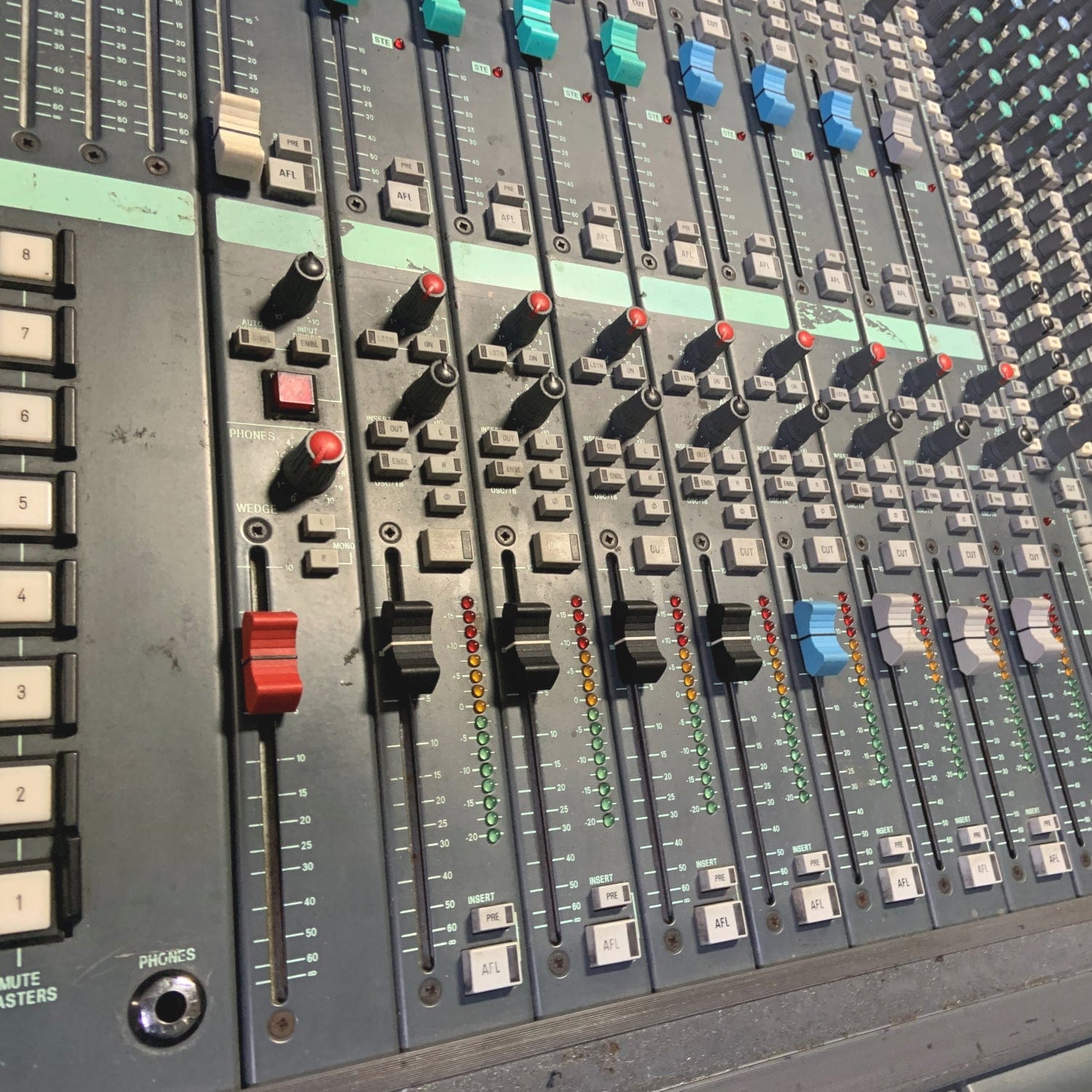 Soundcraft SM 24 40-Channel Audio Console - Solotech